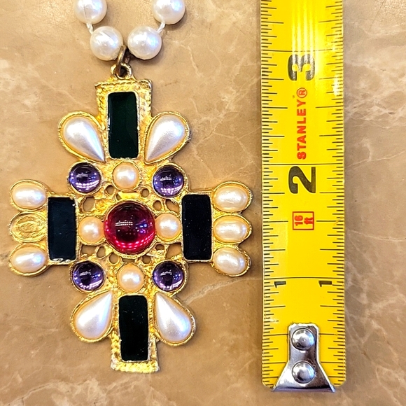 Faux Pearl Necklace with Multi-colored Gemstones in Pendant - Picture 10 of 17